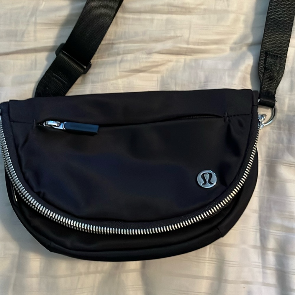 Lululemon crossbody bag 2L